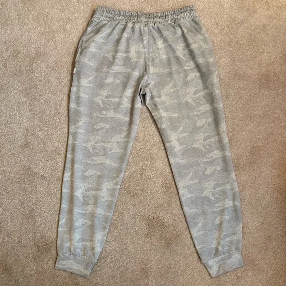 NWOT - Vuori Camo Performance Joggers - Picture 7 of 8